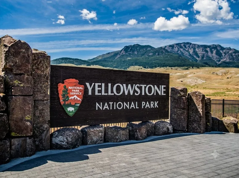 Vườn quốc gia Yellowstone nằm ở tây bắc bang Wyoming, giáp Montana và Idaho.