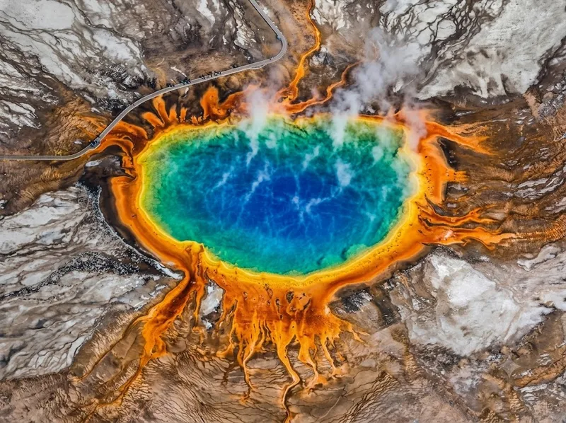 Địa nhiệt Yellowstone tạo nên những hồ nước nóng nhiều màu sắc